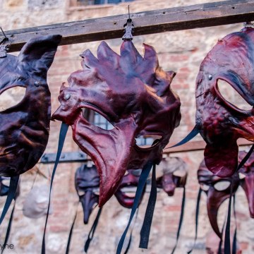 monteriggioni, lafestamediovale, festival, tuscany, tuscany, toscana, middleages, italy, walls, ancientcity, medievalfestival, dante, infernocanto, citywalls, leathermask,